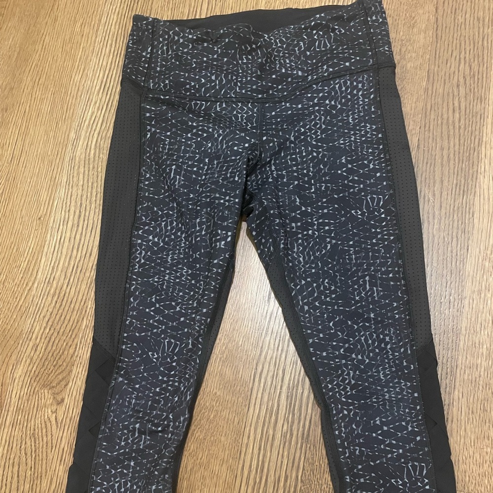 New Lululemon black pattern Women’s leggings size 6.